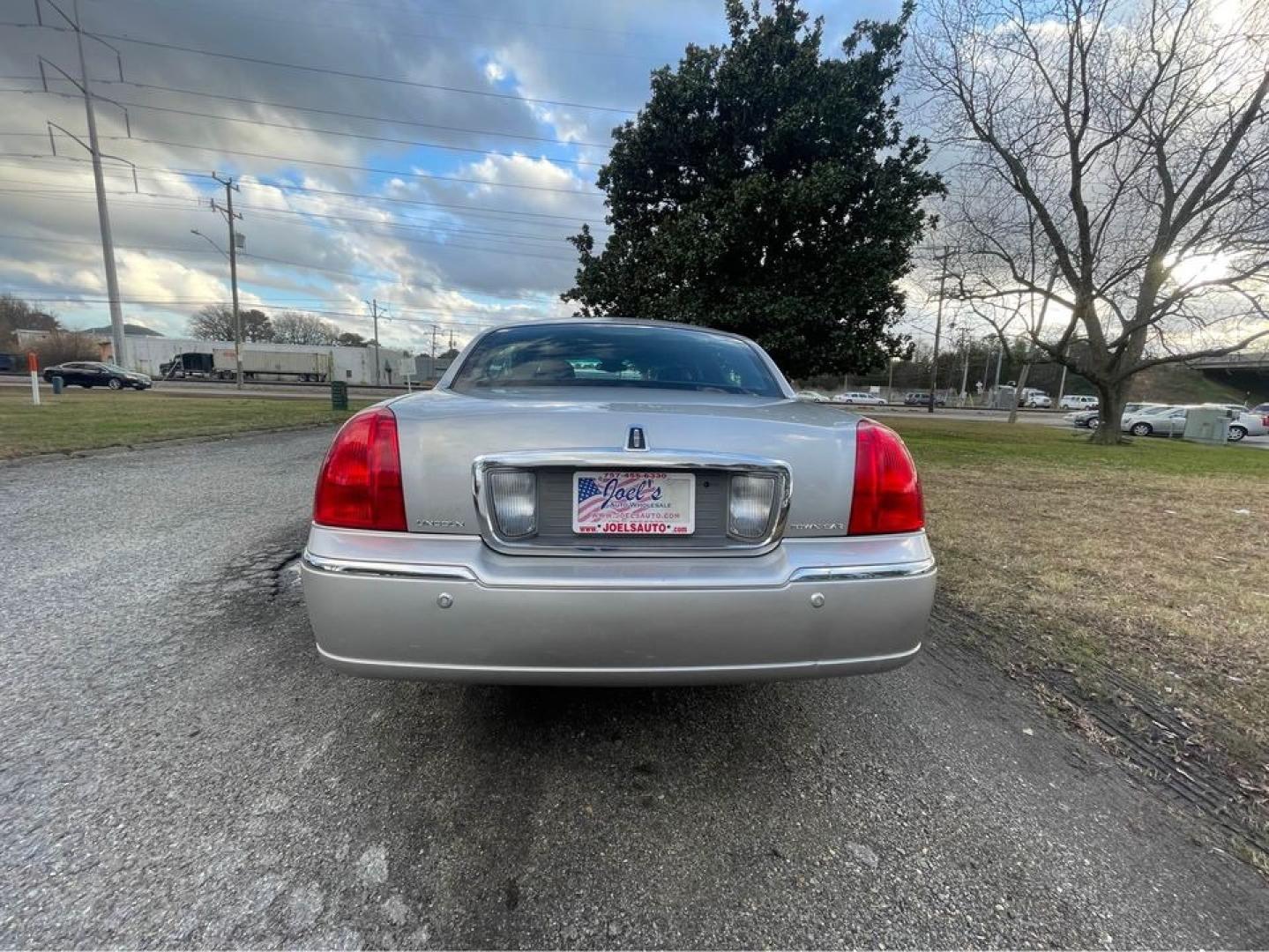 2004 Silver /Black Lincoln Town Car Ultimate (1LNHM83W84Y) with an 4.6 V8 engine, Automatic transmission, located at 5700 Curlew Drive, Norfolk, VA, 23502, (757) 455-6330, 36.841885, -76.209412 - Photo#5